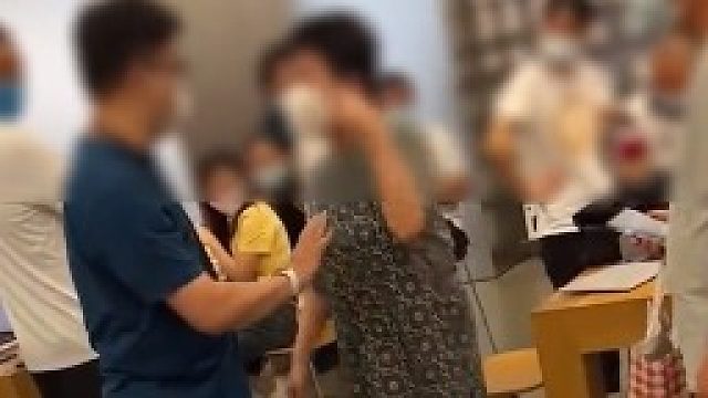 老平板不能更新给孙子上网课，阿姨直营店内怒摔平板，拍摄者：这款ipad已经十多年了
