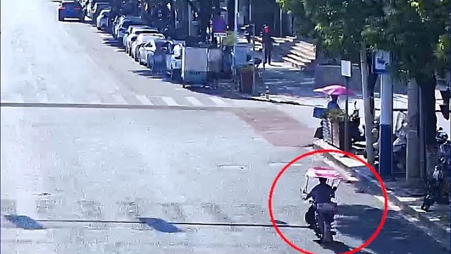 闯红灯，装伞，不没头盔