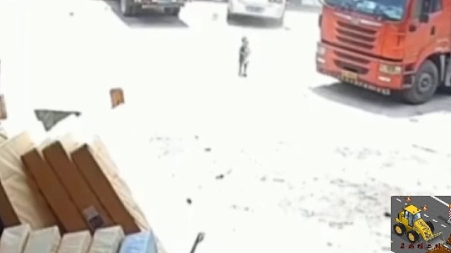 大货车盲区从幼童身上开过。万幸。。