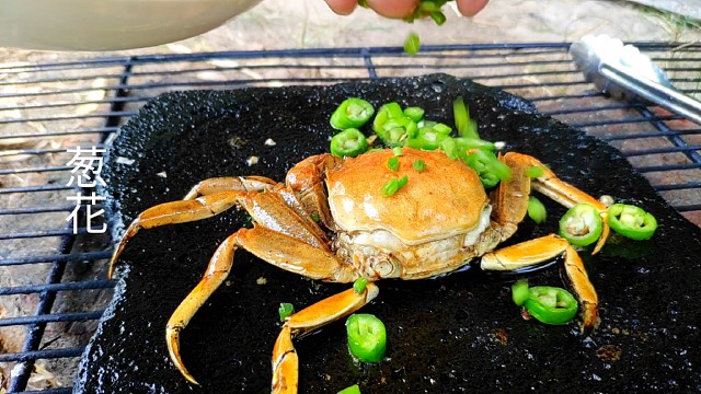 嘴馋了想吃螃蟹，8块买的一个螃蟹，在石板上烤着吃，那味道太香了