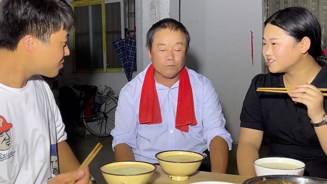 男友带父母逛街买衣服，还精心照顾生病老妈，姑娘下厨做鸡鱼招待