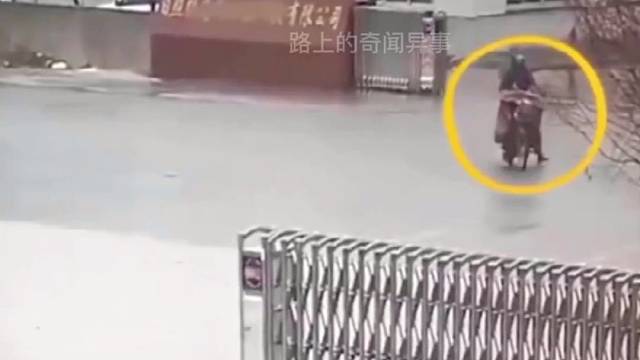 监控下的惊险车祸现场