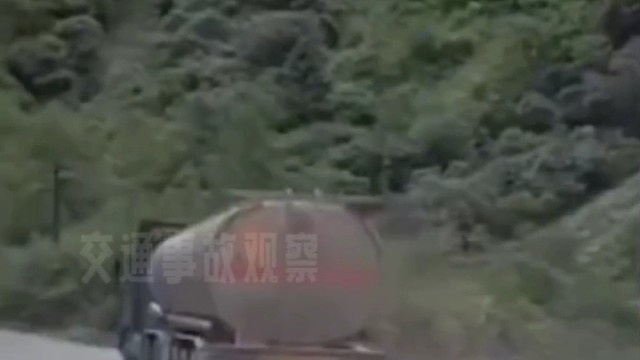 弯道后面是盲区，任性超车害人害己