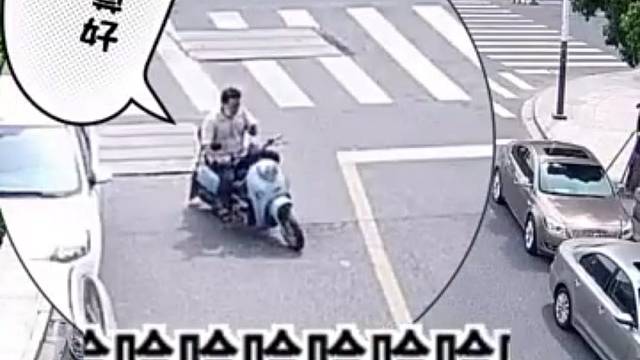 骑着电动车玩手机，一不留神撞了。交警提醒：佩戴好安全头盔，拒做“低头族”！
