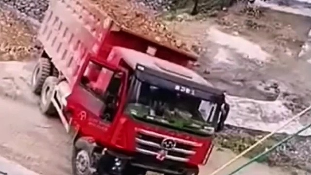 路上远离大车，保持距离就是保自己