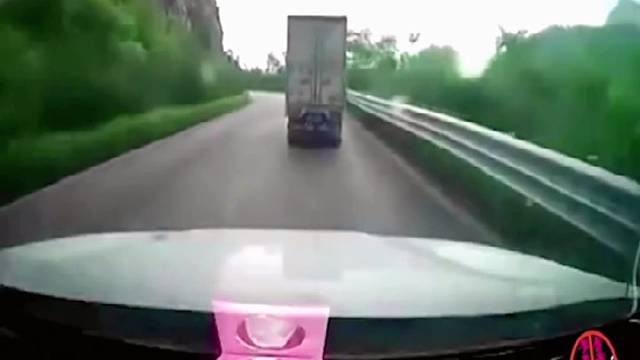 监控下的惊险车祸现场