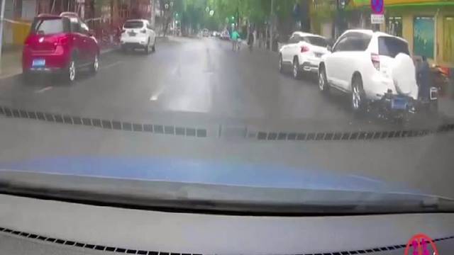 监控下的惊险车祸现场