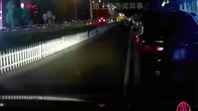 监控下的惊险车祸现场