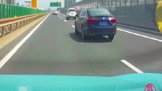 监控下的惊险车祸现场