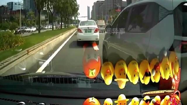 监控下的惊险车祸现场