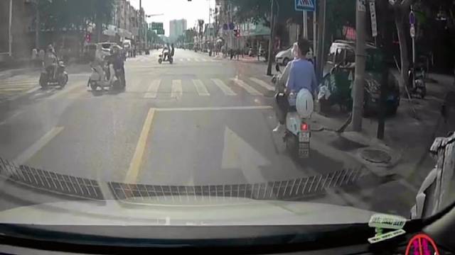 监控下的惊险车祸现场