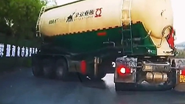 行车一定要远离特大车辆