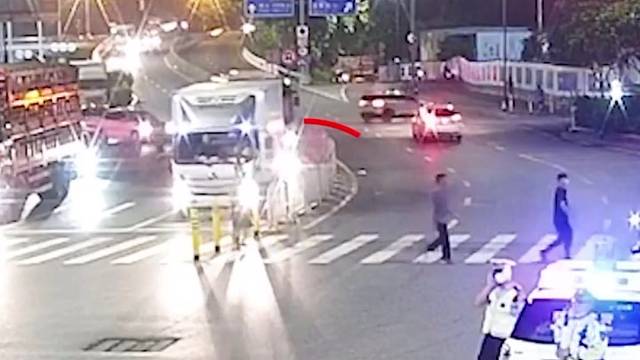 小车未让行人，直接开骂