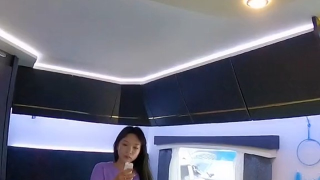 美女房车露营生活