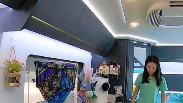 美女房车露营生活