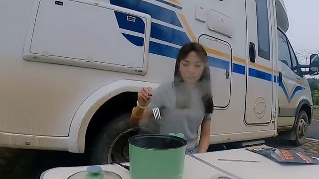 小姐姐，房车露营