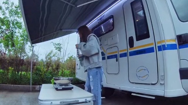 小姐姐房车露营体验