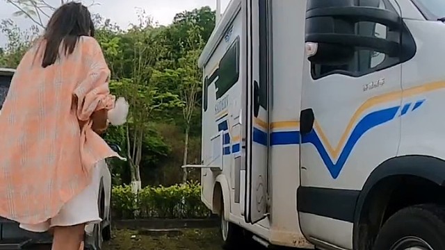 外面下雨，房车怎么办