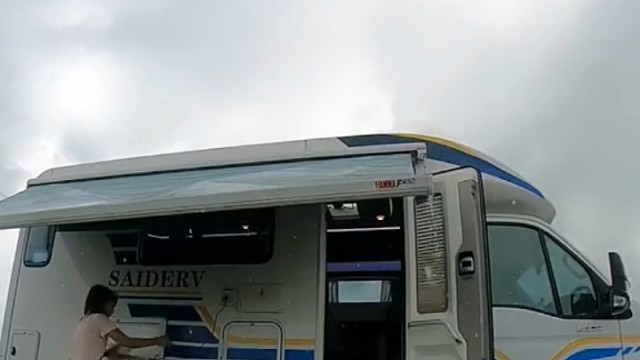 我在外面做饭，突然下暴雨