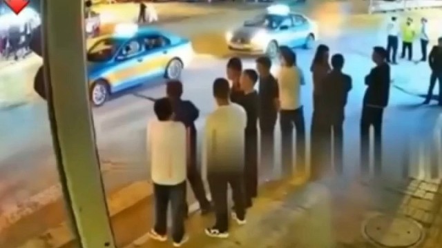 女子当交警面碰瓷