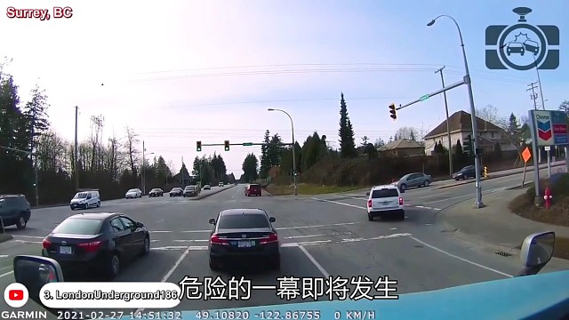 竟然当着交警面抢道