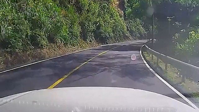 开车玩手机，看吧倒霉了