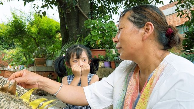 孙女问奶奶：世上真的有鬼吗？你猜奶奶怎么回答