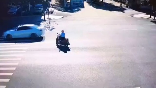 分心驾驶，还路中间玩手机，难道看开了？