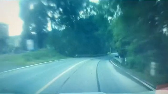 开车打电话，转弯撞护栏了