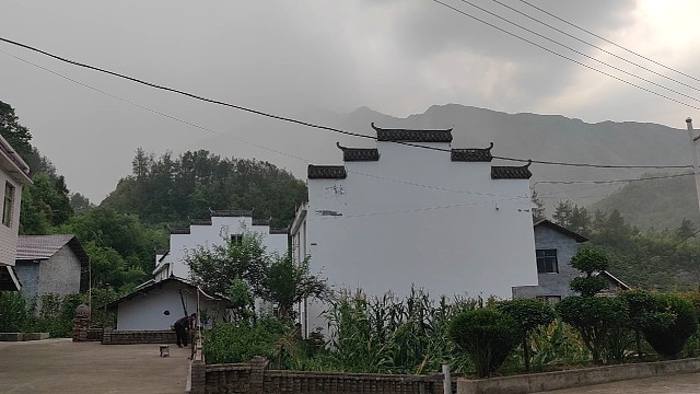 瓢泼大雨电闪雷鸣