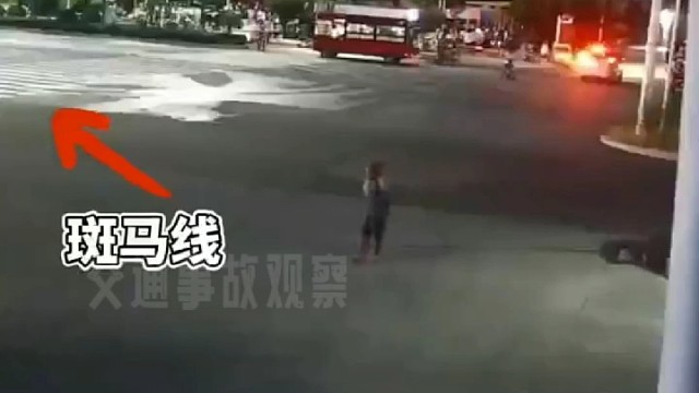 老人横穿马路被撞，既惊心又揪心