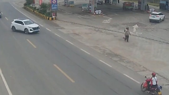 这要是看事实说话小车没有责任，小车以经很慢了，是摩托车太快了。