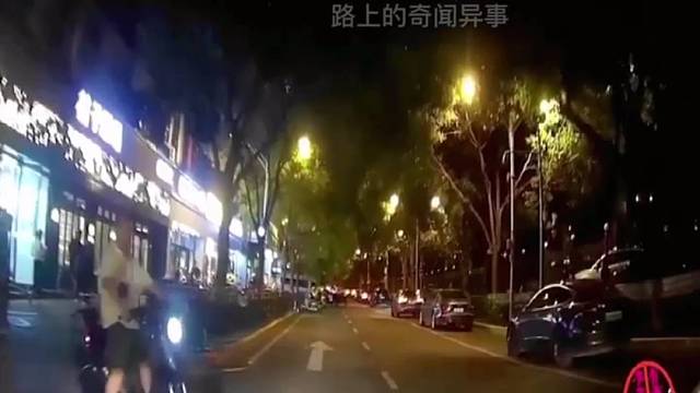 监控下的惊险车祸现场