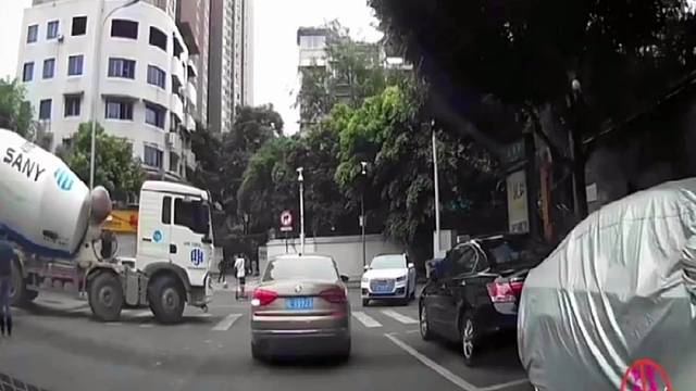 监控下的惊险车祸现场