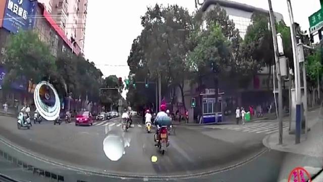 监控下的惊险车祸现场