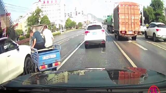 监控下的惊险车祸现场