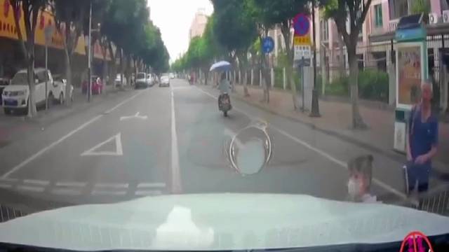 监控下的惊险车祸现场