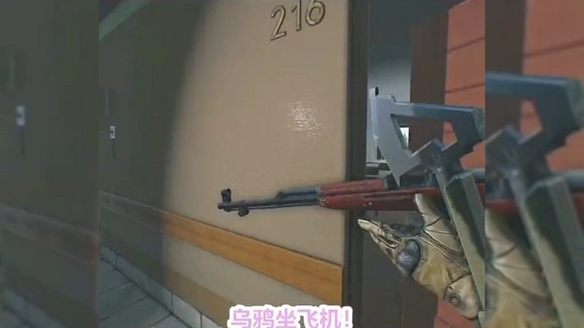 拿着一把斧头，连连吓推了手辞Ak的敌人