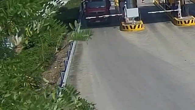 货车强行冲卡上高速