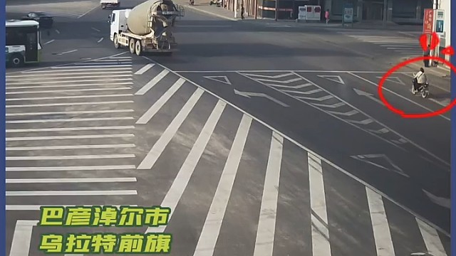 环岛发生事故，吓破路人
