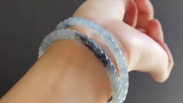 赠尔叮当镯，一步一响（想）精美和田玉青花叮当镯，款式新颖，上手漂亮，佩带大气上档次，送礼佳品，圈口5