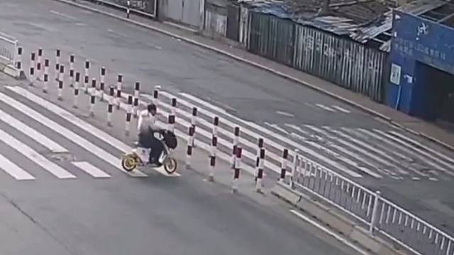 斑马线减速慢行，注意观察。一个个都很倔强