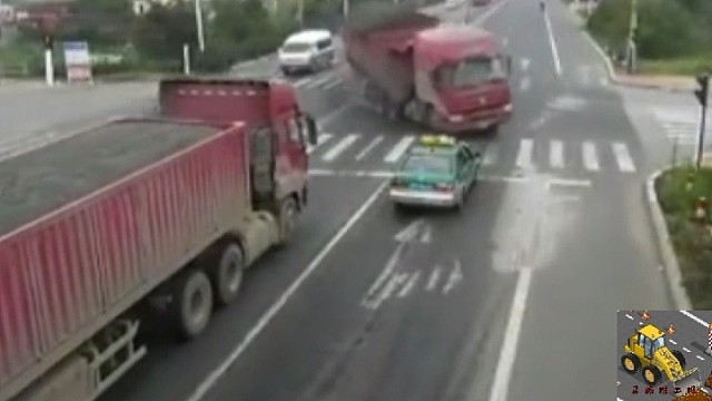 黄灯一闯逼出来大货车蛇皮走位