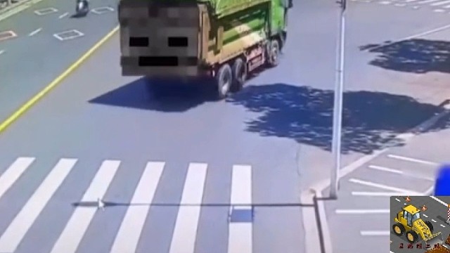 少女骑行，走进大货车盲区，惨遭货车碾压。幸亏。。。