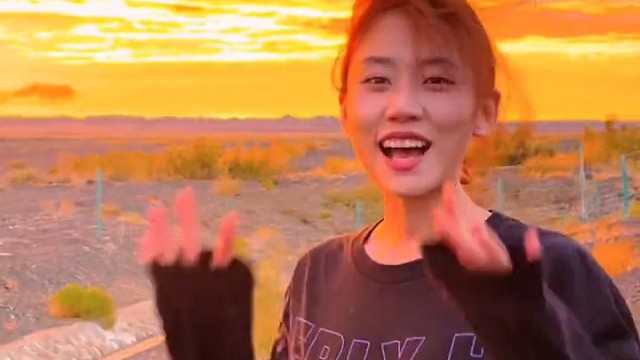 和漂亮的女舍友一起看日出真的很漂亮