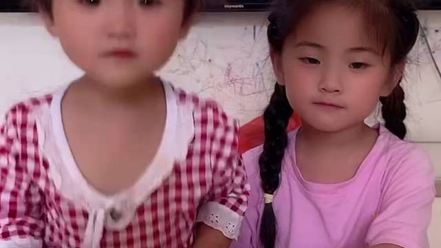 亲子互动游戏！给两个宝贝分好吃的