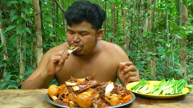 山里的羊排真嫩，切条炖菠萝，吃一口味贼香