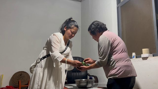 媳妇怀孕8个月，70岁外婆说要给她补充营养，看外婆给孙女吃的啥