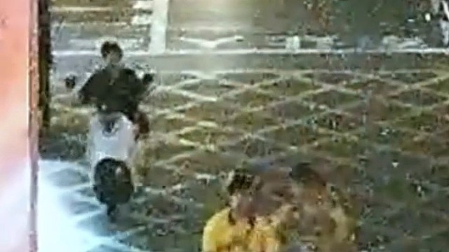 摩托车碰瓷，撞到大妈，反而倒地不起