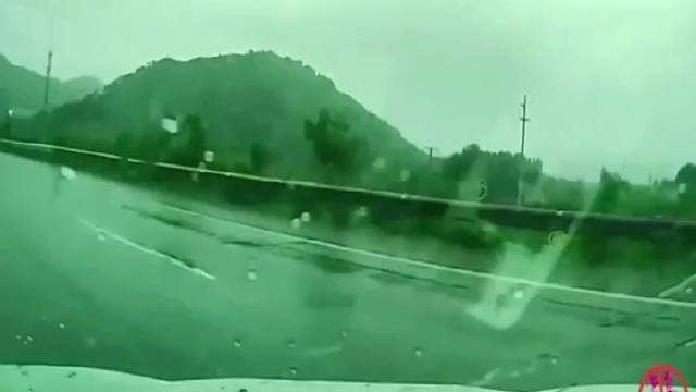 监控下的惊险车祸现场